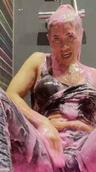 Callie robi się różowa gunged