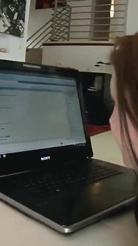 Dreier-sex mit einer schlampe mit kleinen brüsten mit kleinen brüsten nimmt es in den mund auf Live-cam