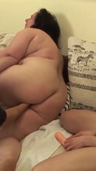 Bbw allarga le gambe per un enorme dong