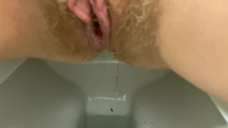 Hairy couple: Волосатая киска писает и случайно пердит, вид очень крупным планом