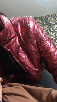 Bini nympho bermain dengan jumpsuit unta-jari kakinya dan meletakkan beberapa air mani pada jaket merah berkilat 230