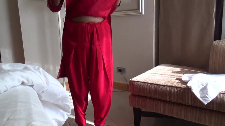 Big Ass Indian Booty: Indická manželka v červeném shalwar obleku dává kouření a sex do...