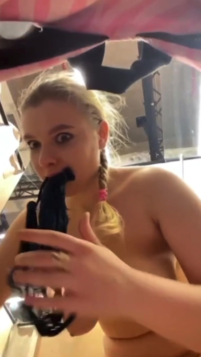 JuiceLussie: Masturbându-se în public