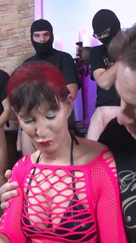Orta yaşlı seksi kadın azgın amcığını grup seks için hazırlıyor