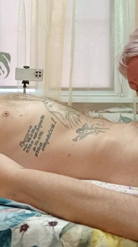 Une belle-mère regarde son beau-fils jouir après une pipe