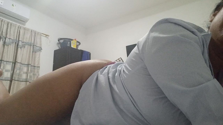 PATY PATY: Si kecil saya melancap di atas katil dengan orgasme spurting