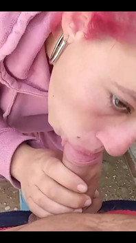 Une riche fille rouge me suce une bonne bite jusqu'à ce que je jouisse dans sa bouche
