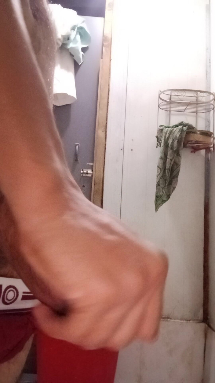 Naseemkhan: Een 22-jarige Jongen Masturbeert Alleen in De Badkamer. En Hij Maakt...