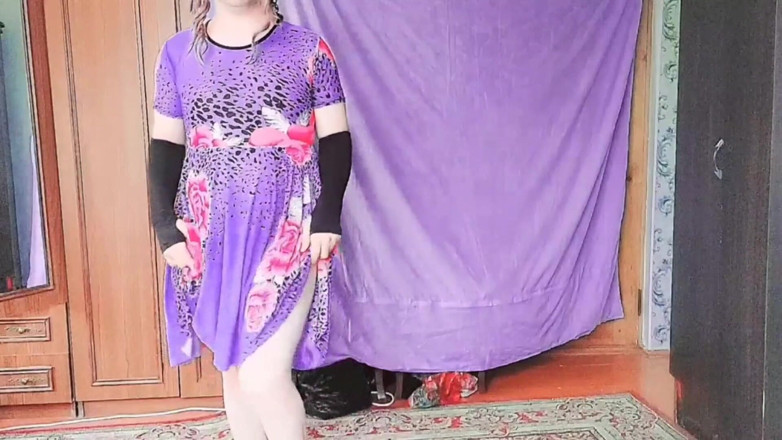 Kitty_Cross: Hravá Shemale drží telefon a dělá roztomilé zrcadlové selfie