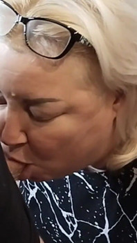 Nach einem tiefen blowjob spuckte die schwiegermutter das sperma aus