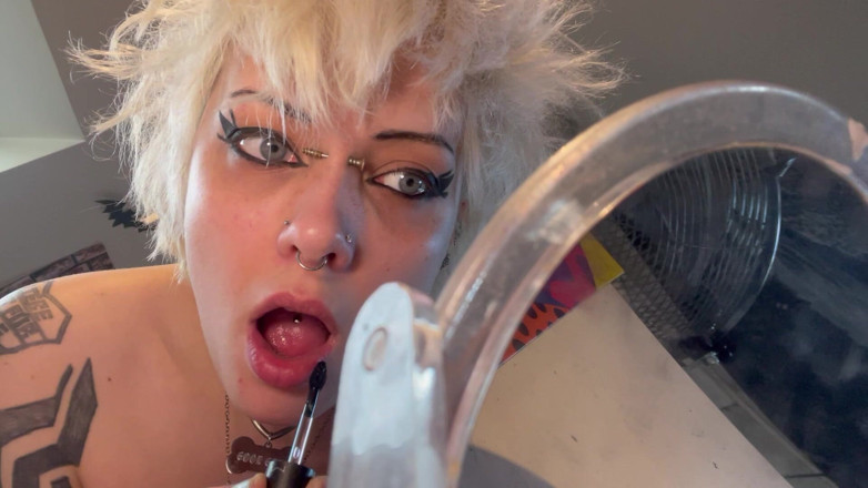 Glitterqueen1999: Goth Girl Glitterqueen1999 Mengabaikan awak semasa dia menggunakan soleknya, gincu...