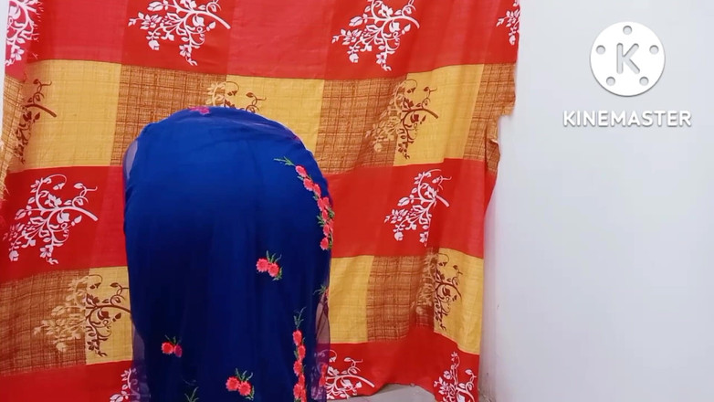 Ankurpriya000: Ateşli videon: Priya sinemada sari içinde mastürbasyon yapıyor.