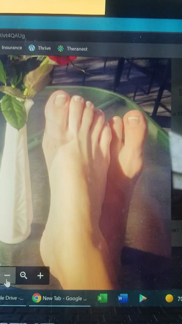 Feet Lover: Penggetar dalam pantat besar zakar besar sandal cantik