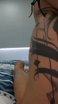 Blootgesteld zwaar getatoeëerd latijnse milf tiener met krullen verleidt u met haar mooie lieve modellering mooi gezicht en schattige glimlach - Jhodez1