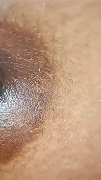 목욕 후 머리와 보지에서 물이 흘러내리는 암무
