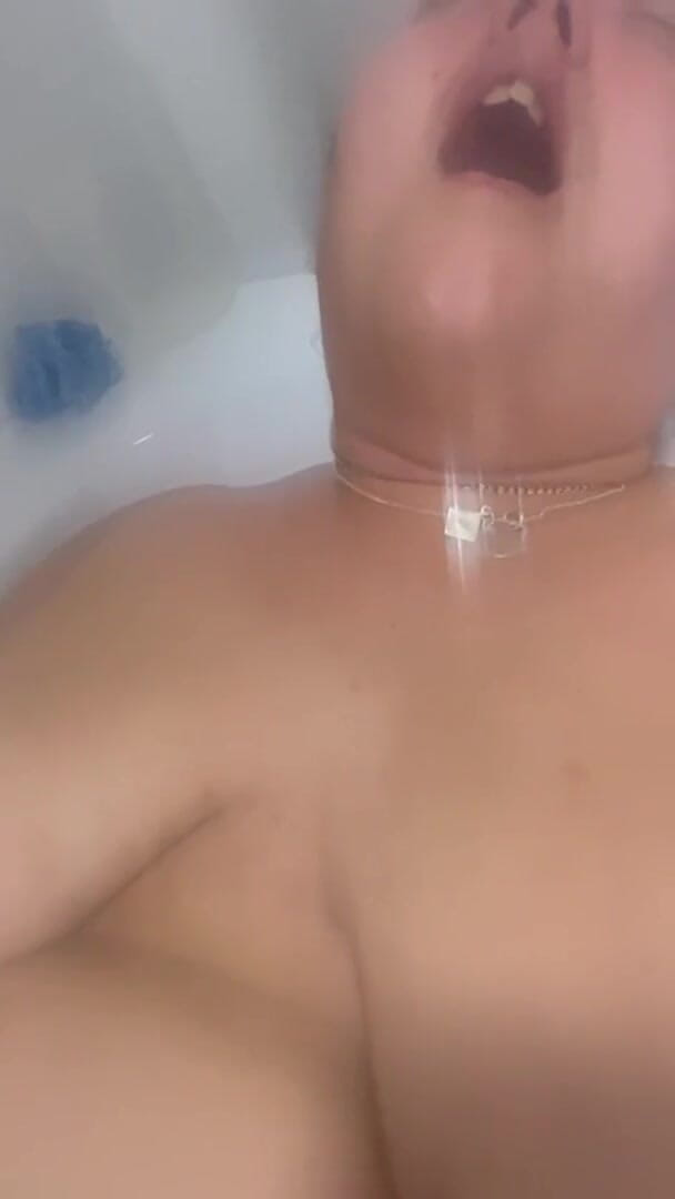 Indian fuck queen: WildEnglishBBW ściska moje piersi palcami mojej cipki w kąpieli