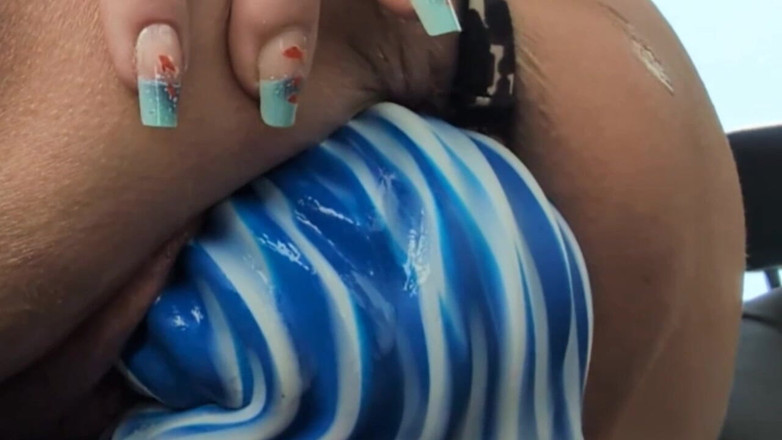 Little Linda: Trattami come una brava troia in macchina