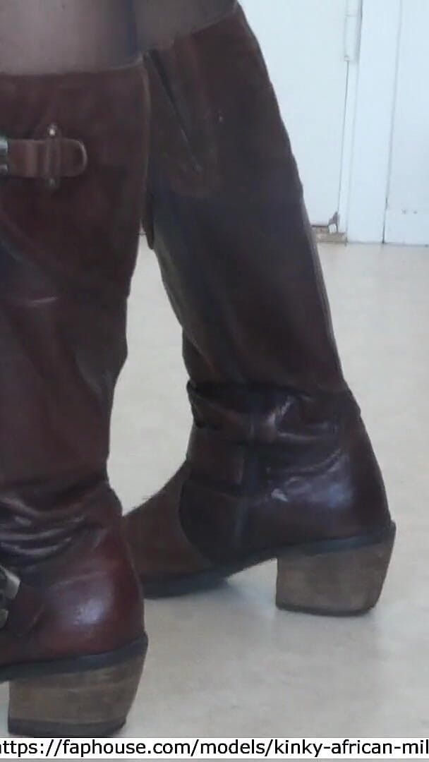 Pussyeating on the Bed and and Peeing in My Husband's Nose (Kinky African MILF)