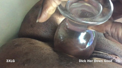 Dick her down good: Velký skleněný kolík v její tlusté krémové kundičce
