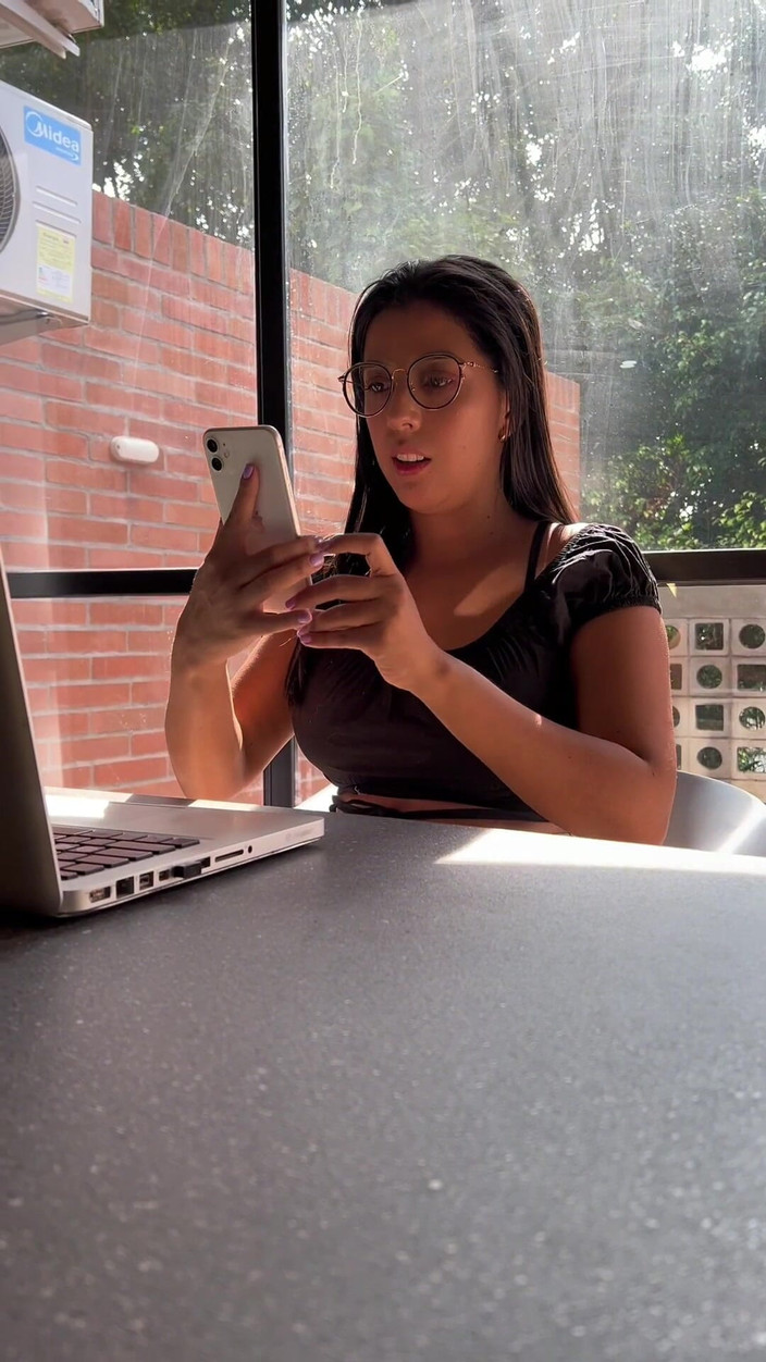 linahenaossx: Panggilan video panas dengan bos saya