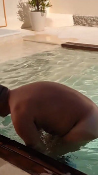 Futută în piscină