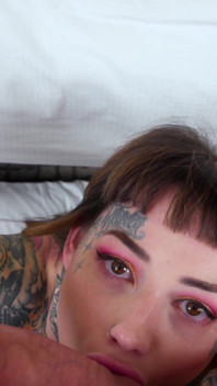 Tiger Lilly je potetovaná kočka, která miluje výstřik na obličej
