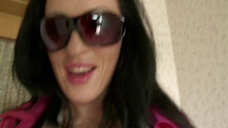 MMV Deutschland Porno: Una mora arrapata inizia a succhiare il suo cazzo in...