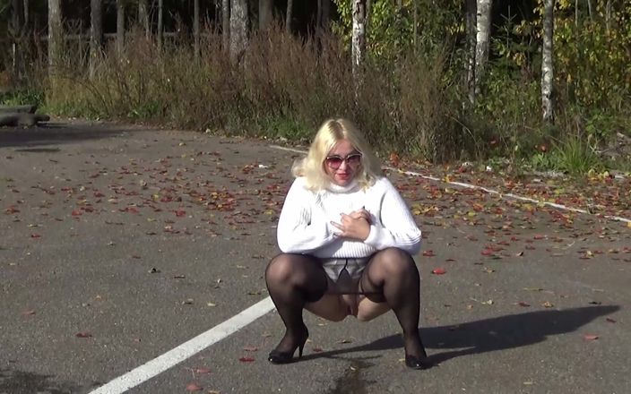 Lady Rose pee pee: Pioggia dorata 87- Piscio in strada