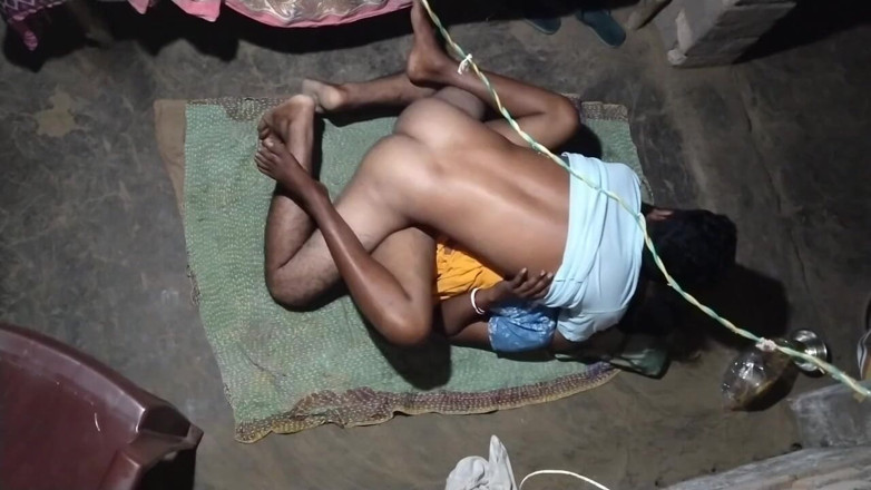 Pumi: Une femme indienne sexy fait une vidéo X