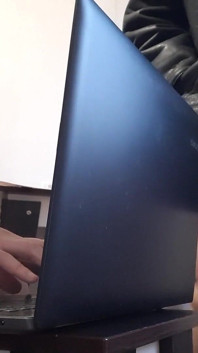 Eu me masturbo arriscadamente perto do meu colega no escritório