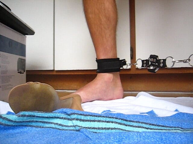 Feet Lover: Dirantai Kaki Cantik Dalam Kasut Tumit Memancut Mani