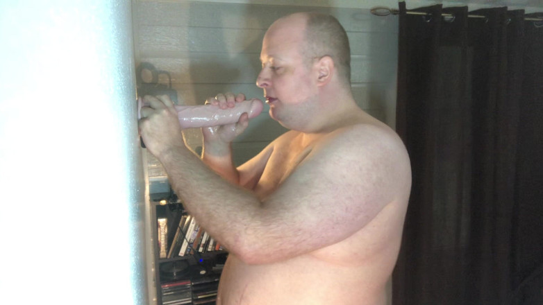 Charlieboy69: Oral adânc în gât uriaș de 11 inci, cu vibrator, al doilea...