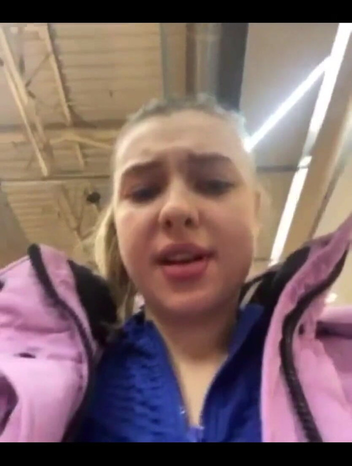 JuiceLussie: Мастурбирую в примерочной крупным планом