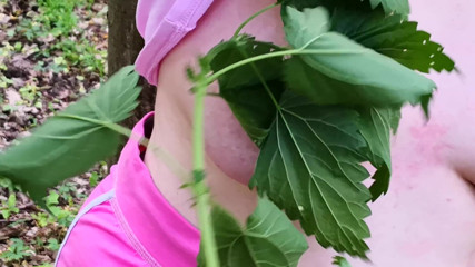 Bouncy Tits Action: Sebat tetek saya dengan nettles