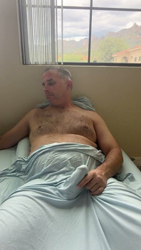 Duke Silver geçen gün seksi bir şekilde sırtını burkuyor