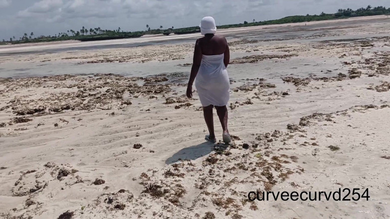 Curveecurvd254: Twerking in una spiaggia in Africa