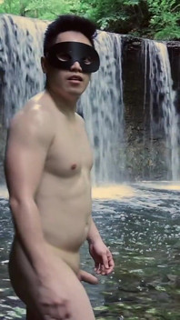 Matahală asiatică musculoasă se flexează în Speedo by Waterfall - tachinare cu cur strâmt și gaură, se dezbracă și explodează cu o ejaculare masivă