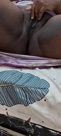 Hintli seksi kız göğüslerine masaj yaparak tatlı amını sikiyor ve büyük yarak yutuyor