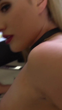 얼간이의 순결을 따먹는 핫한 여대생