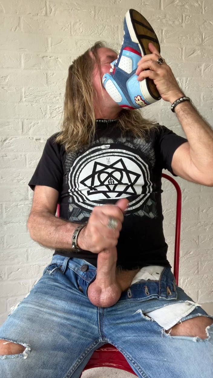 Longhairdude: Longhairdude, branlette et éjaculation avec des dresseurs Osiris, jean déchiré, tshirt