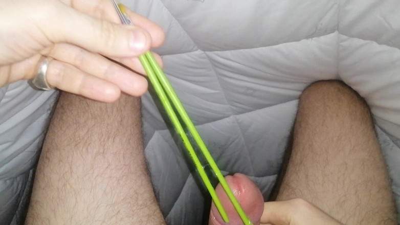 AlexDeSad: Saya memasukkan berus ke dalam zakar saya. Regangan uretra