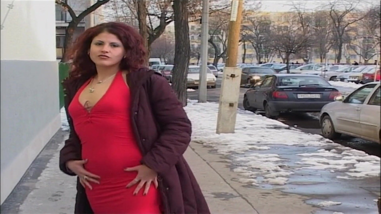 Piss Lover: Sneeuw exhibitionist toont poesje en kont in het openbaar