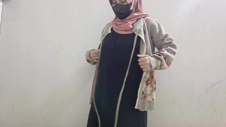 Riania: Viral! Hijab Teacher Big Breasts Colmek Using Cucumber
