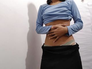 desigirl93: Fată drăguță fierbinte care se freacă, se fute cu degetele și...