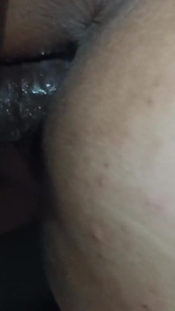 Recogiendo a una criada en casa