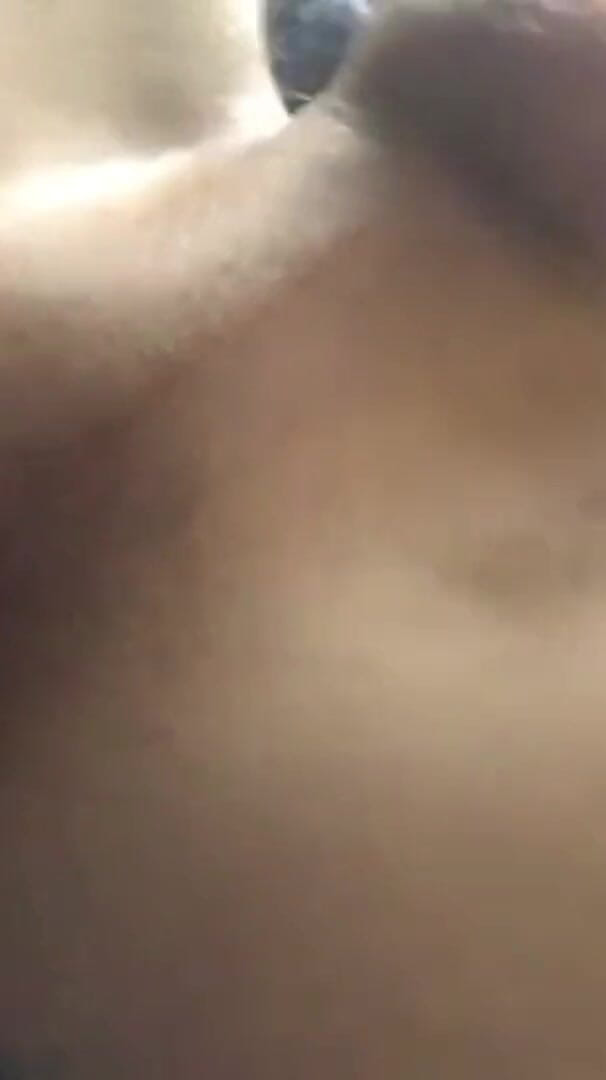 Bottomfemboi: मेरी गांड को प्लग से भरें। स्वादिष्ट