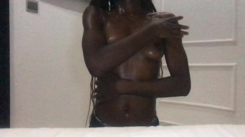 Browngurl234: Pürüzsüz yağlanmış zenci dik küçük memeler masaj yavaş şehvetli bakış açısı...