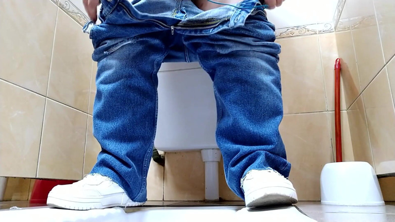 Elena: Heiße MILF in jeans pisst in einer öffentlichen toilette