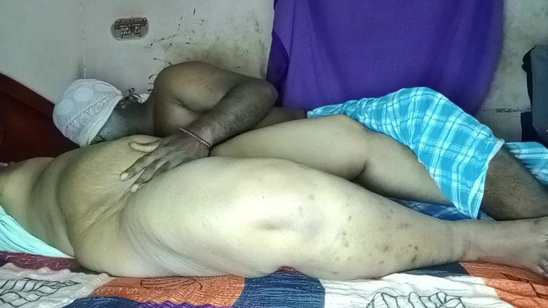 Tamil Anti Uma: मेरे गांव में जब मैं अपनी आंटी की बेटी के साथ घर पर अकेली होती तो मैं उसके साथ जुड़ती और उसकी चूत चाटती और चखती।