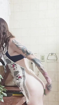 Ama de casa trans corriéndose en la cocina